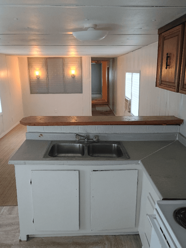 Lake City House: 129 SE Camelot Loop