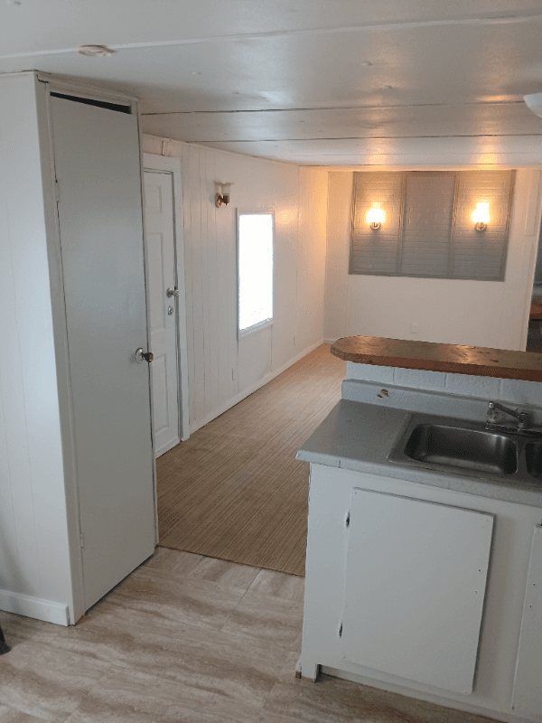 Lake City House: 129 SE Camelot Loop