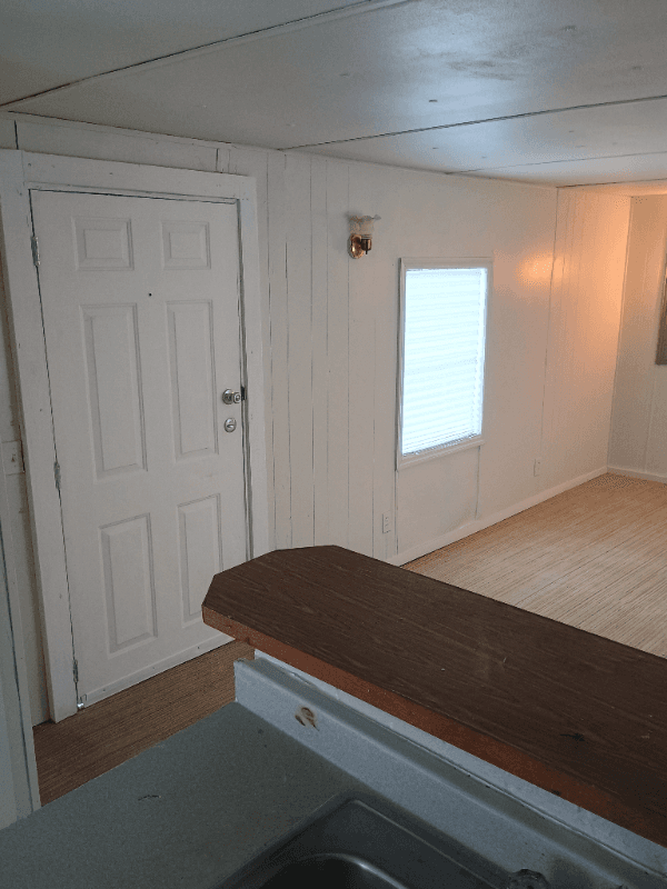 Lake City House: 129 SE Camelot Loop