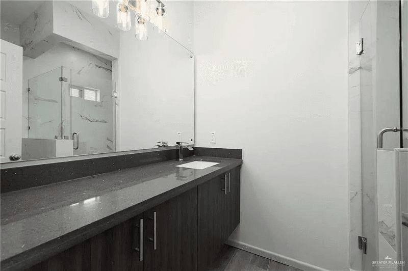 Alton Apartment: 909 mahala ave