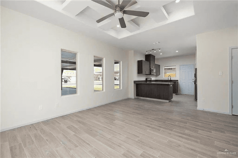 Alton Apartment: 909 mahala ave
