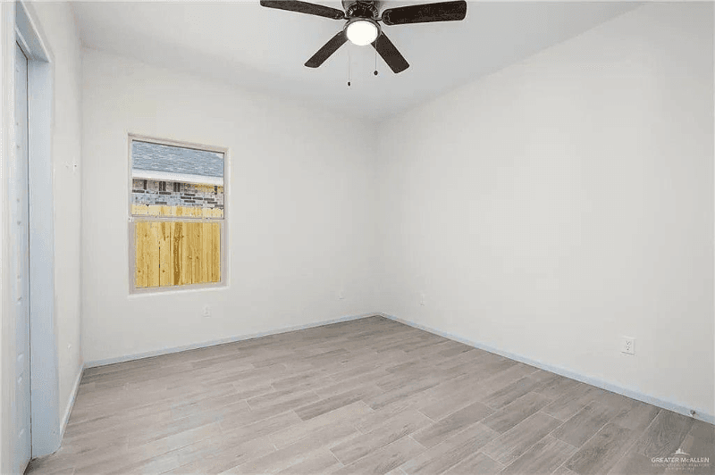 Alton Apartment: 909 mahala ave
