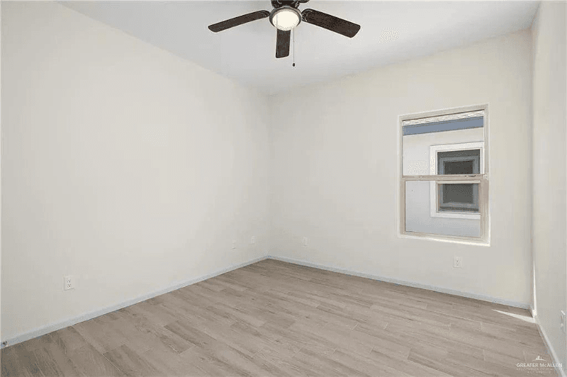 Alton Apartment: 909 mahala ave