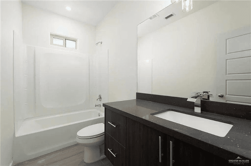 Alton Apartment: 909 mahala ave