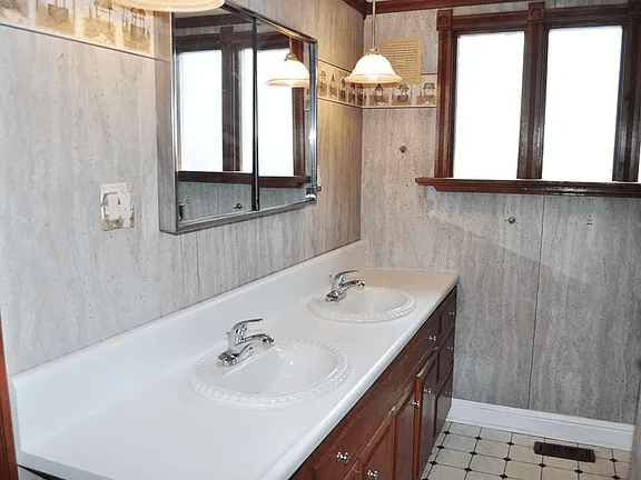 Baltimore House: 614 N Main St