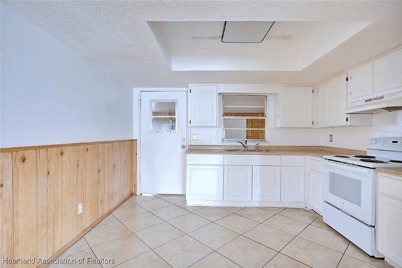 Sebring House: 604 Denise Avenue