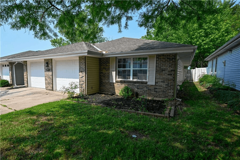 blue springs House: 2805 nw 3rd ter