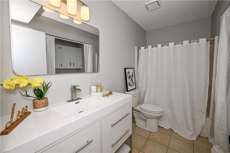 blue springs House: 2805 nw 3rd ter