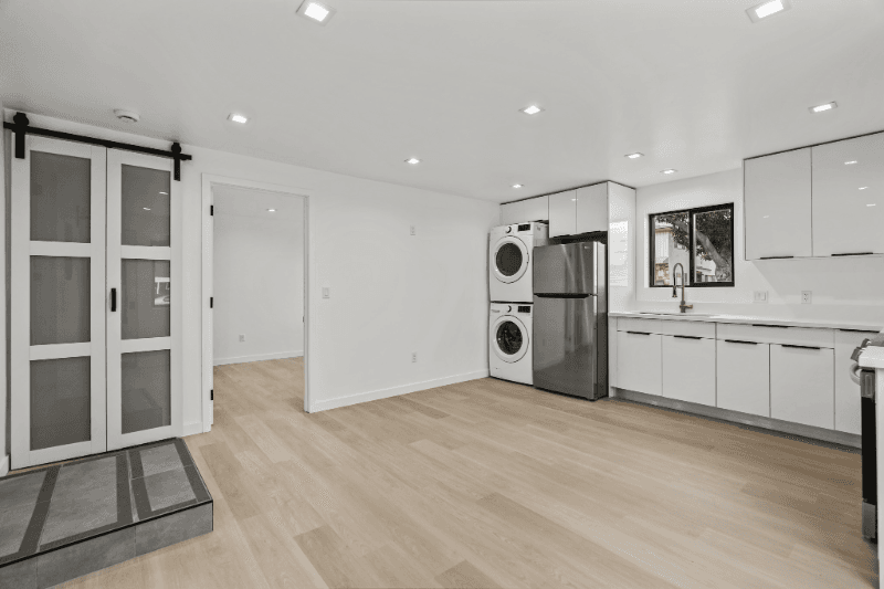 Los Angeles Apartment: 2422 Meadowvale Avenue