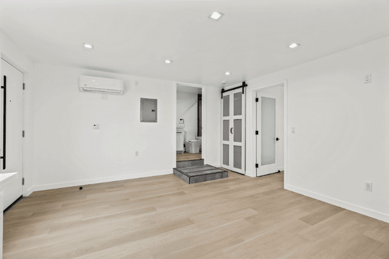 Los Angeles Apartment: 2422 Meadowvale Avenue