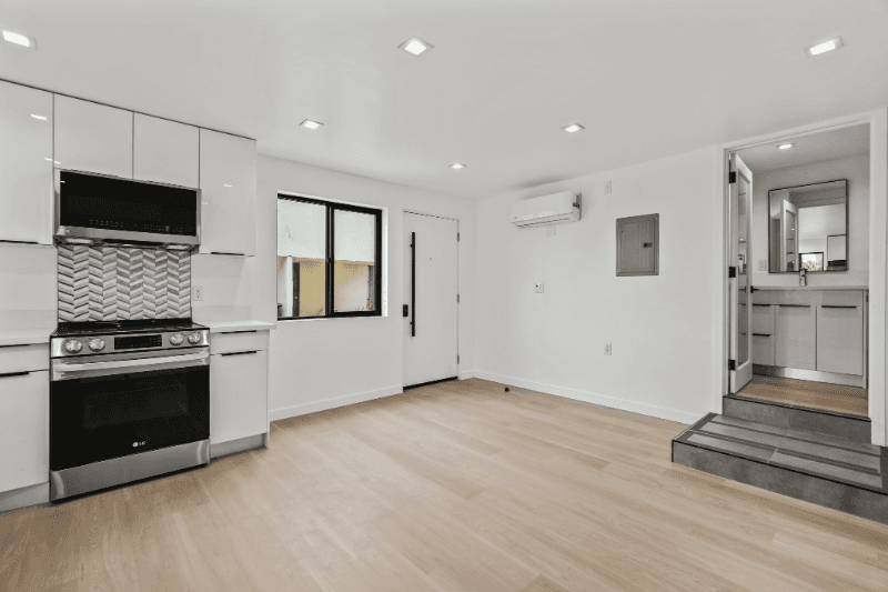 Los Angeles Apartment: 2422 Meadowvale Avenue