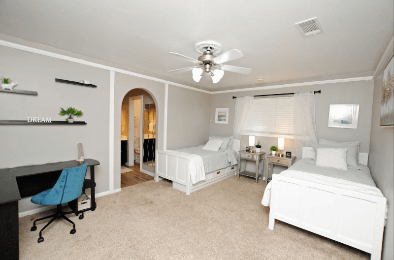 Katy House: 719 Park Knoll Ln,