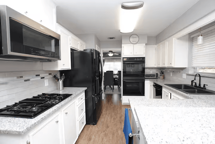 Katy House: 719 Park Knoll Ln,