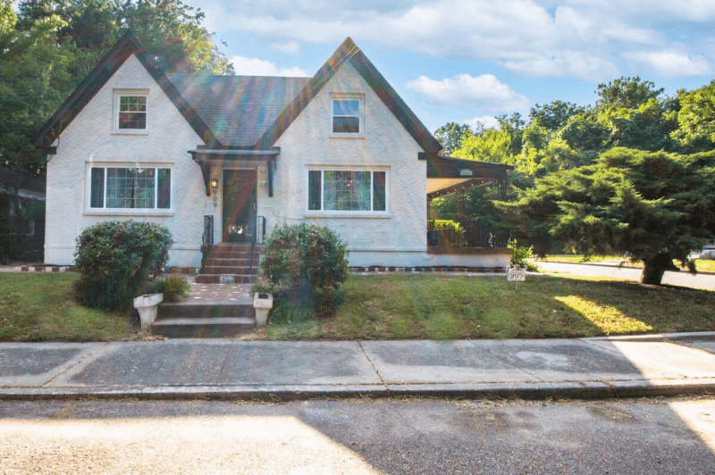 Memphis House: 909 S McLean Blvd