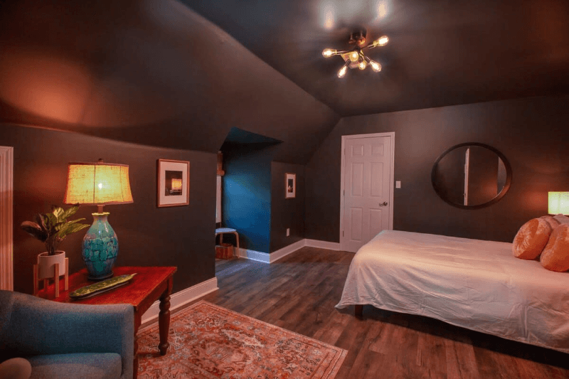 Memphis House: 909 S McLean Blvd
