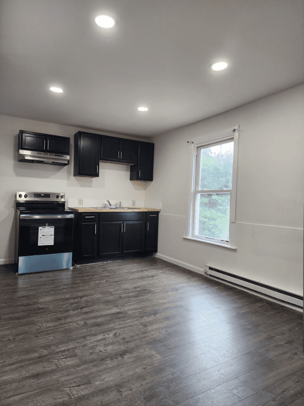 Meriden Apartment: 129 Willow St, Meriden CT