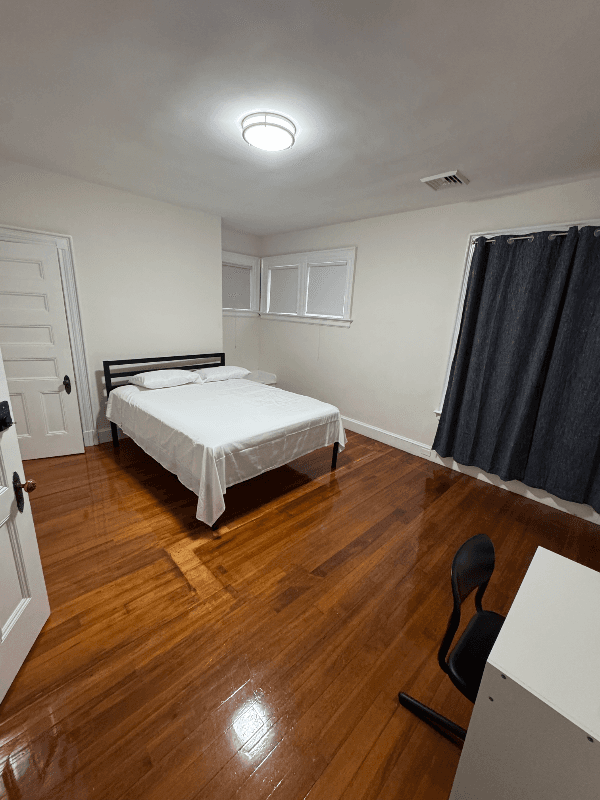 South Hadley Single Room: 79 College St