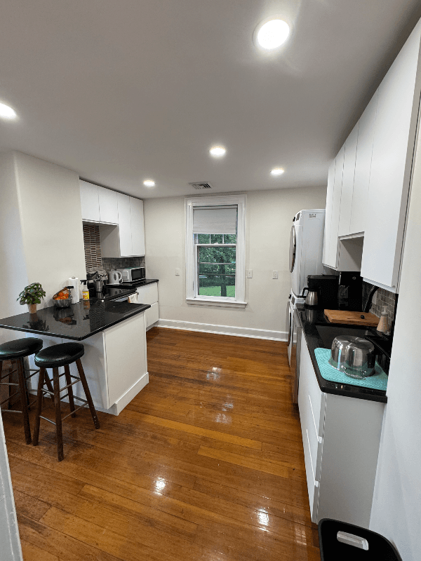 South Hadley Single Room: 79 College St