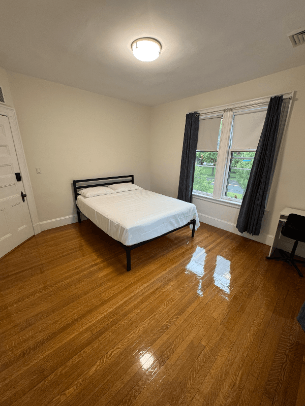 South Hadley Single Room: 79 College St
