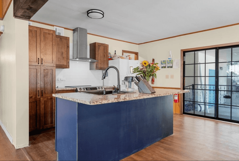 McGregor House: 305 David Davis Dr