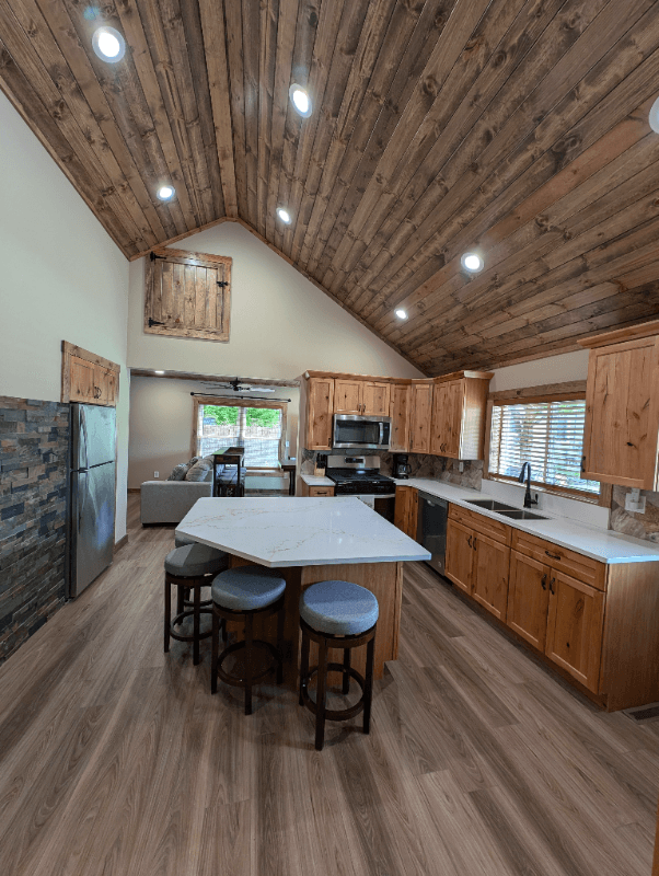 Twin Lakes House: 605 Vincent Road