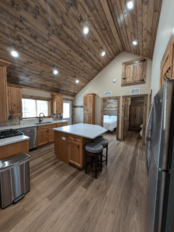 Twin Lakes House: 605 Vincent Road