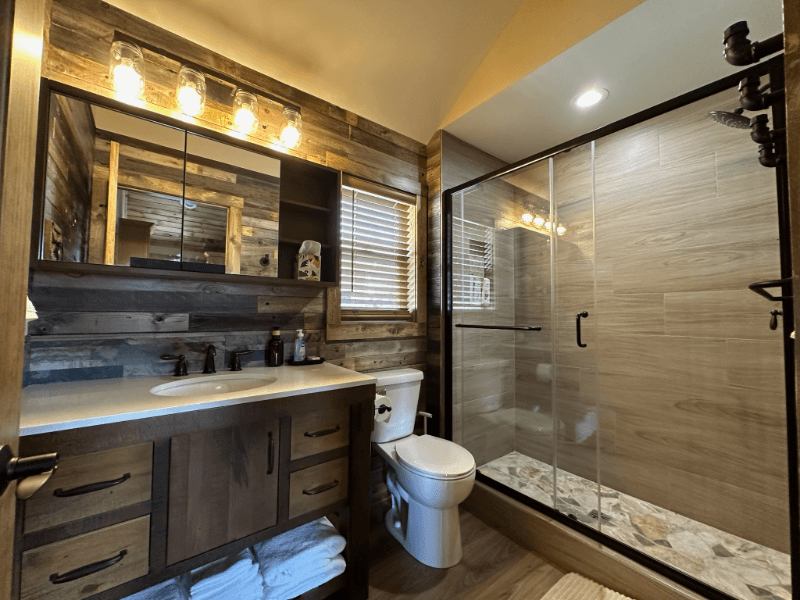 Twin Lakes House: 605 Vincent Road