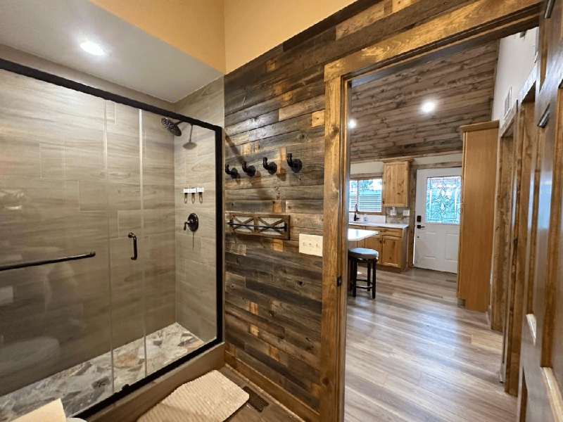 Twin Lakes House: 605 Vincent Road