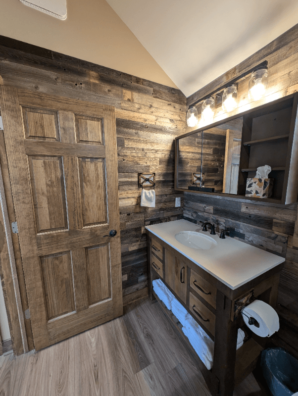 Twin Lakes House: 605 Vincent Road