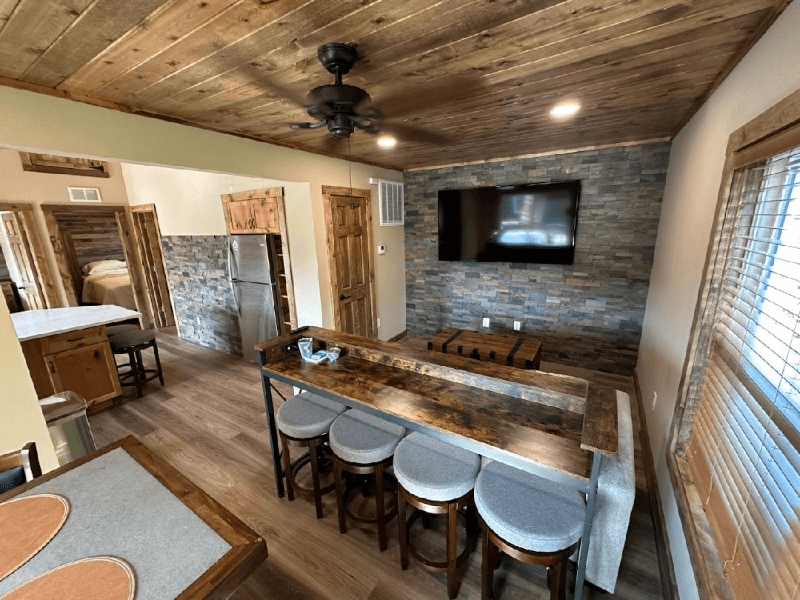 Twin Lakes House: 605 Vincent Road