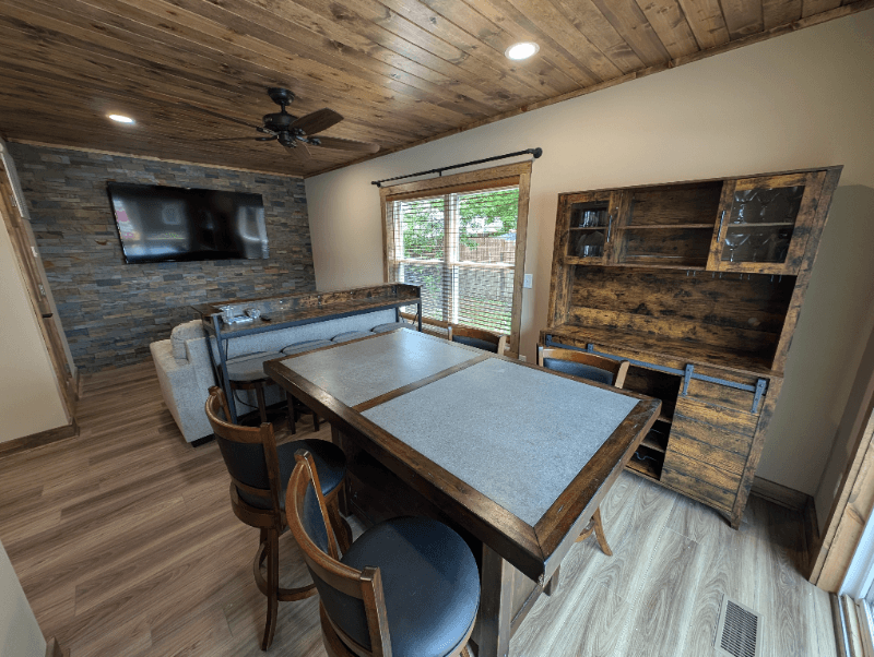 Twin Lakes House: 605 Vincent Road