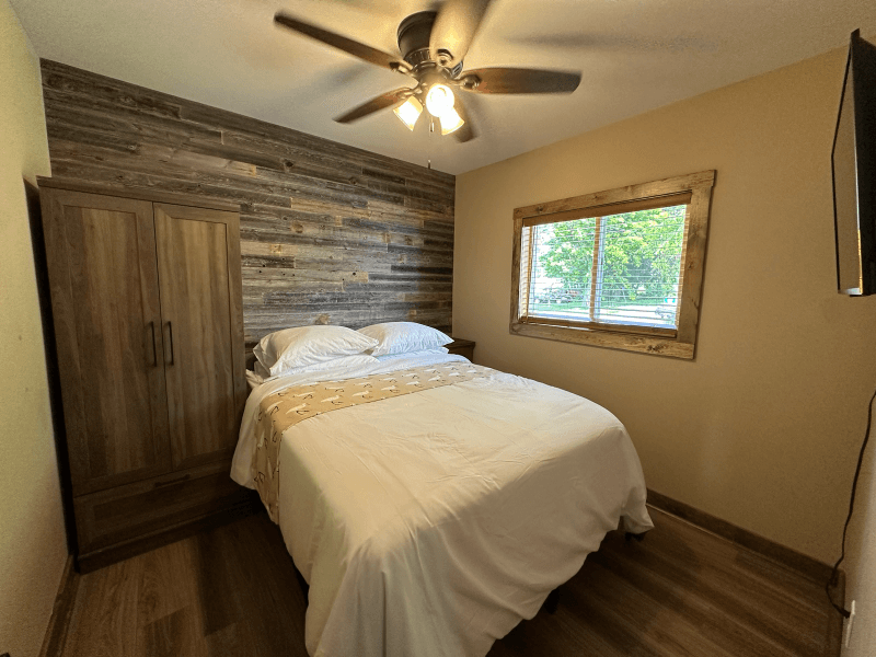Twin Lakes House: 605 Vincent Road