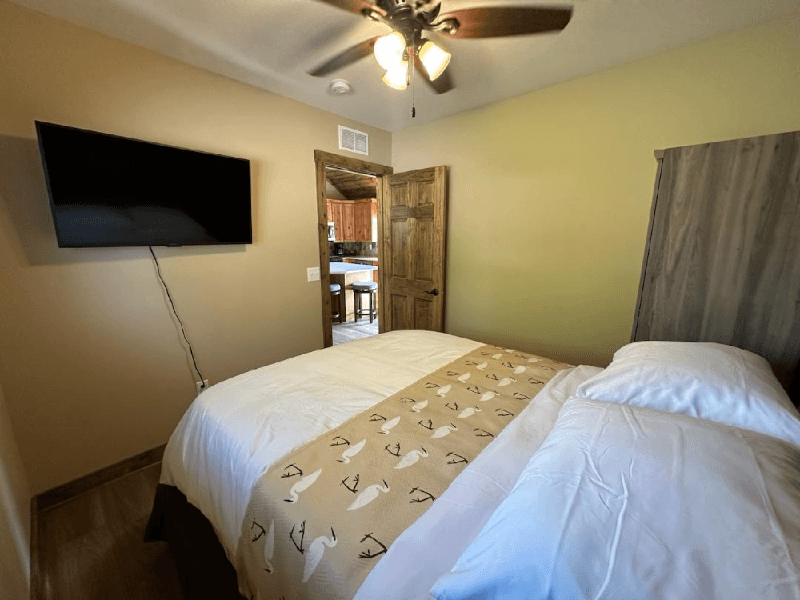 Twin Lakes House: 605 Vincent Road