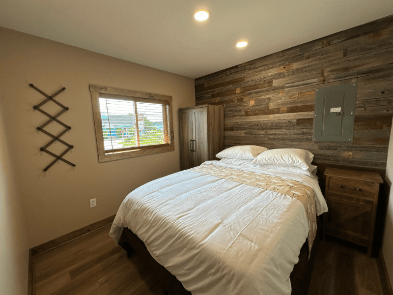 Twin Lakes House: 605 Vincent Road