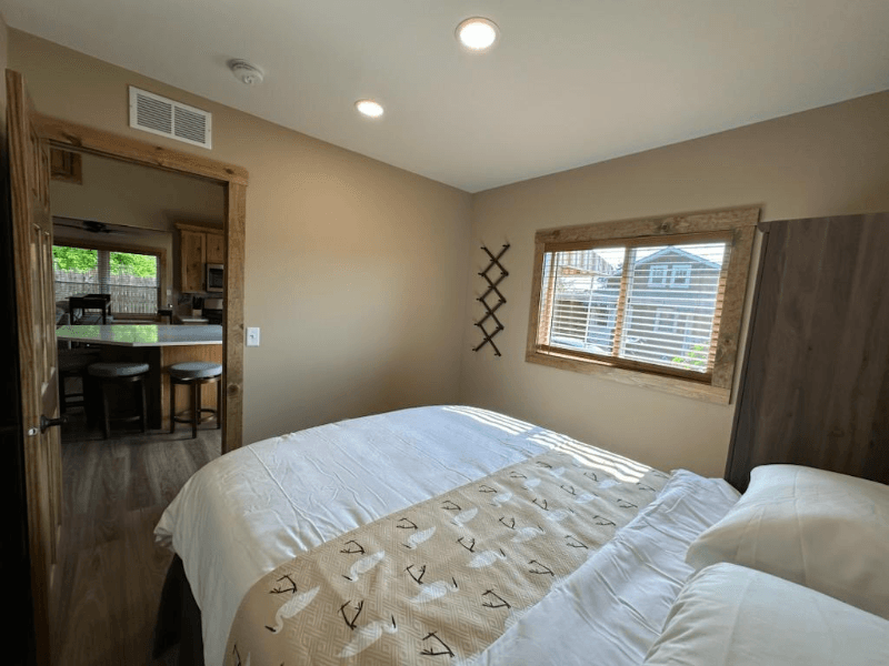 Twin Lakes House: 605 Vincent Road