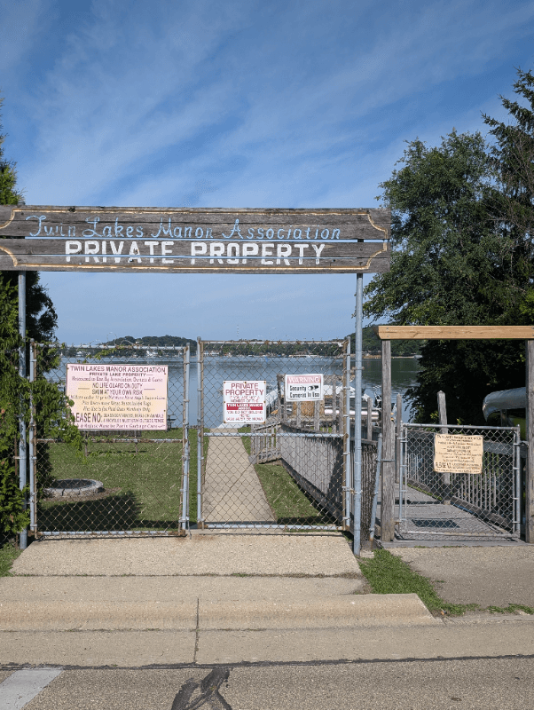 Twin Lakes House: 605 Vincent Road