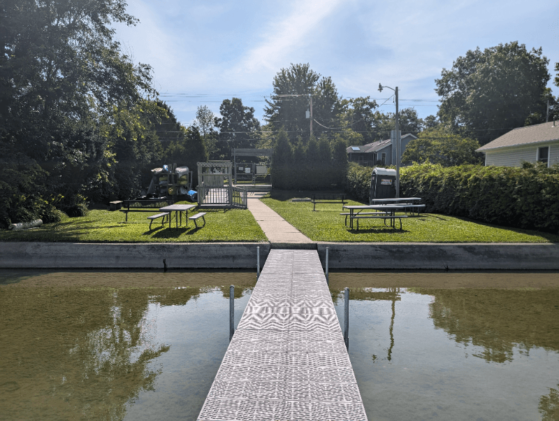 Twin Lakes House: 605 Vincent Road