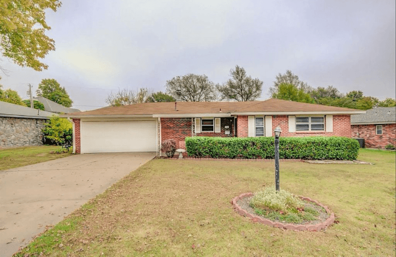 Bartlesville House: 132 S Fenway Ave