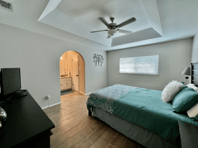 Universal City House: 550 Westoak