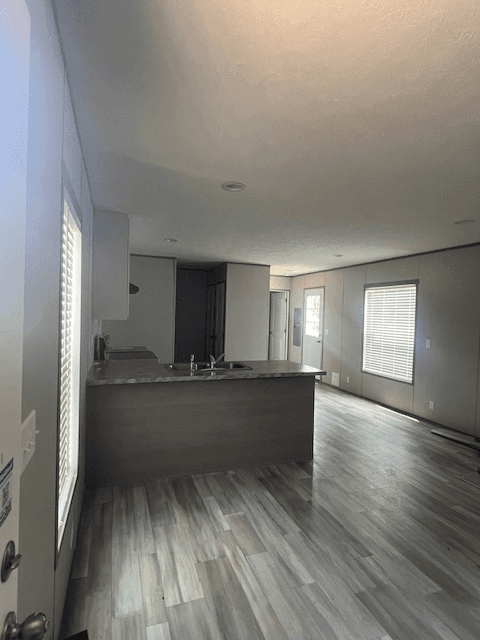 Riverdale House: 29 Lakeview Dr