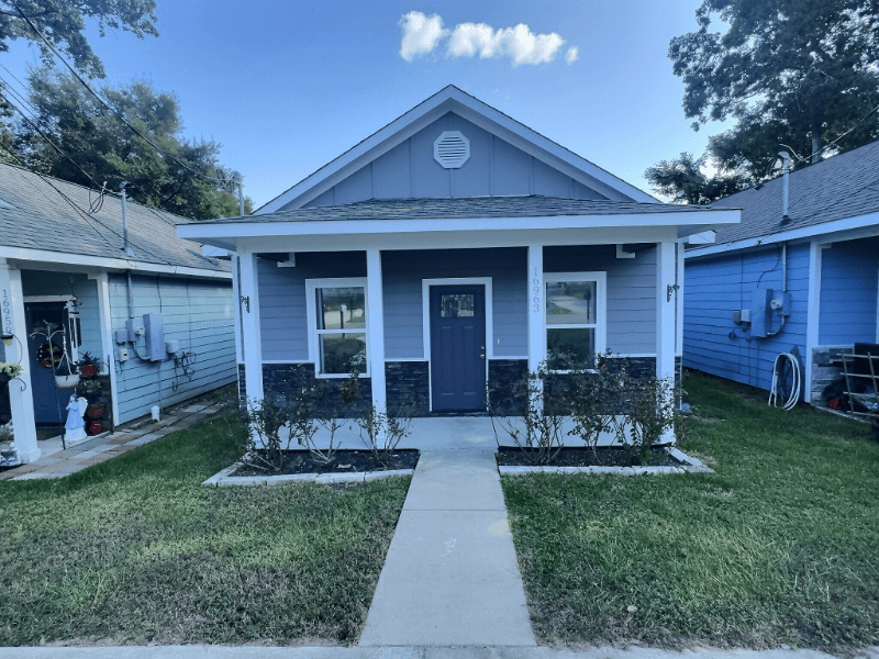 Montgomery House: 16963 W Ivanhoe