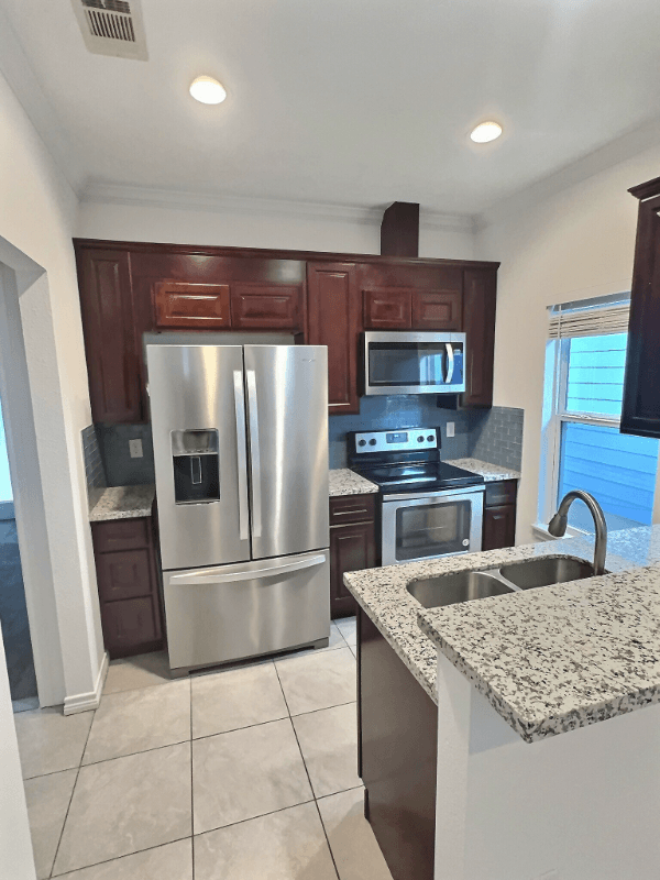 Montgomery House: 16963 W Ivanhoe