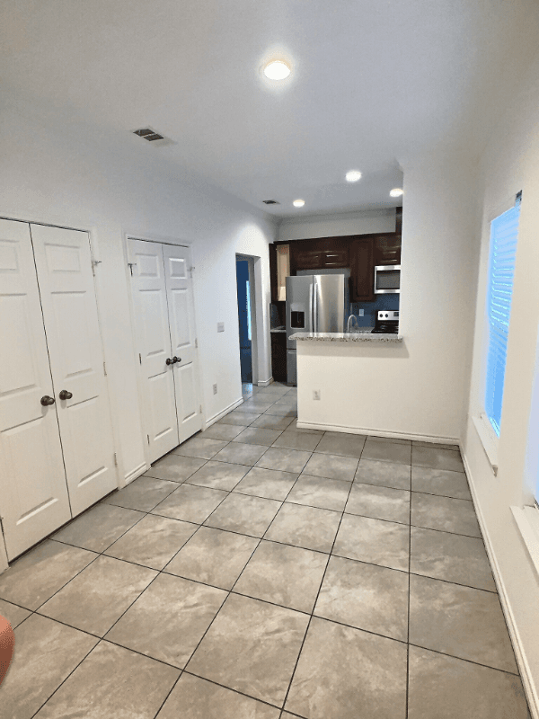 Montgomery House: 16963 W Ivanhoe