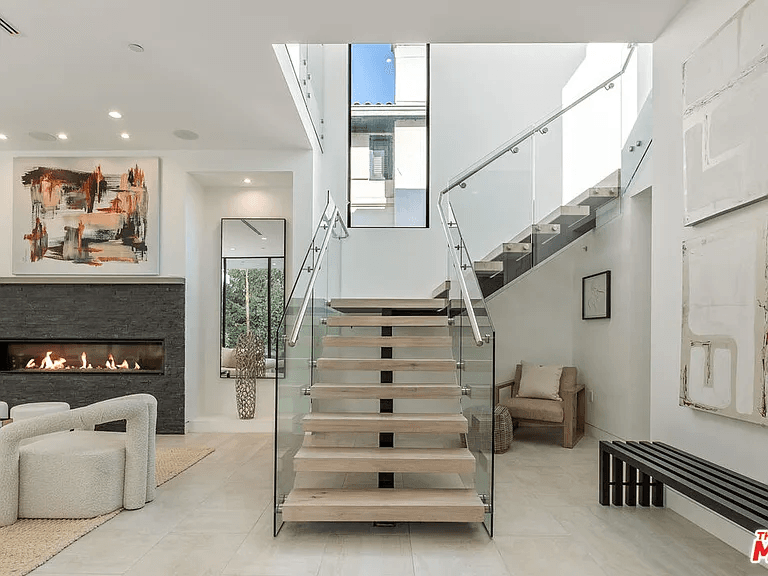 Los Angeles House: 1621 N Fairfax Ave