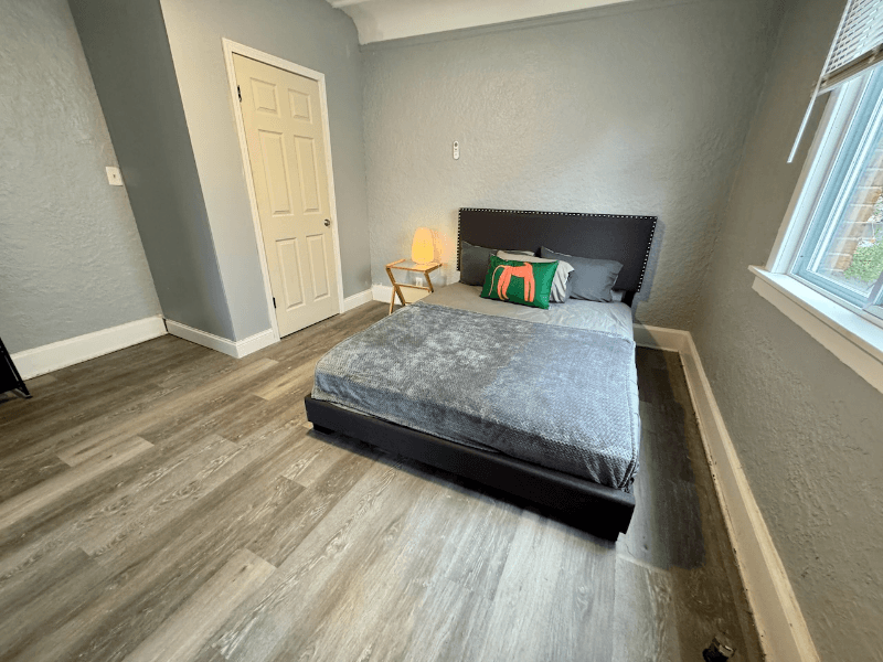 Detroit Single Room: 17150 Santa Rosa