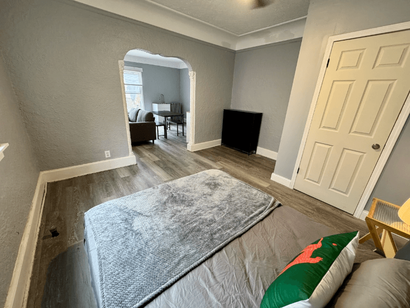 Detroit Single Room: 17150 Santa Rosa