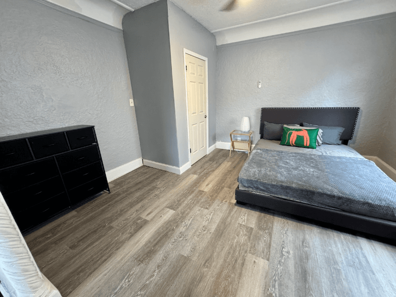 Detroit Single Room: 17150 Santa Rosa