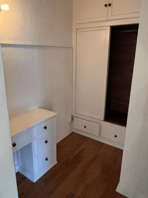 Los Angeles Apartment: 655 S Dunsmuir Ave
