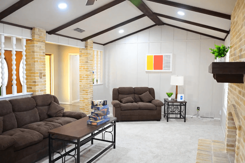 Universal City House: 611 Balboa Dr