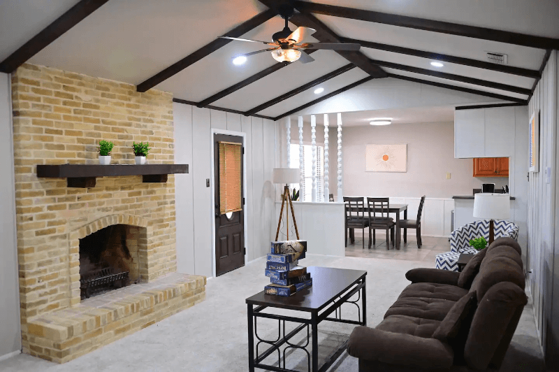 Universal City House: 611 Balboa Dr